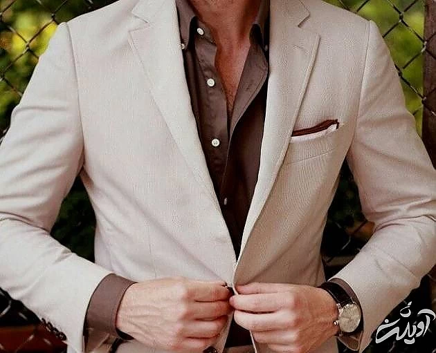 کت شلوار کرمی مردانه با پیراهن قهوه ای پیراهن مناسب کت کرم